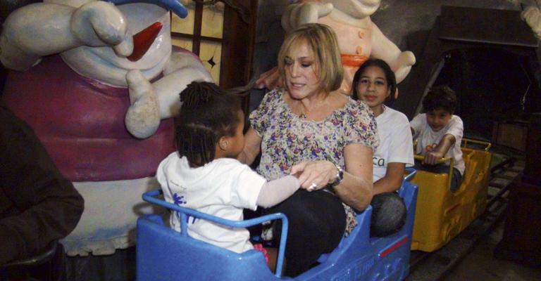 Susana Vieira faz a festa de crianças com câncer no Rio