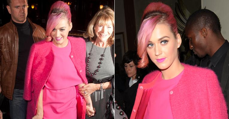 Katy Perry assiste a musical em Londres com look cor-de-rosa