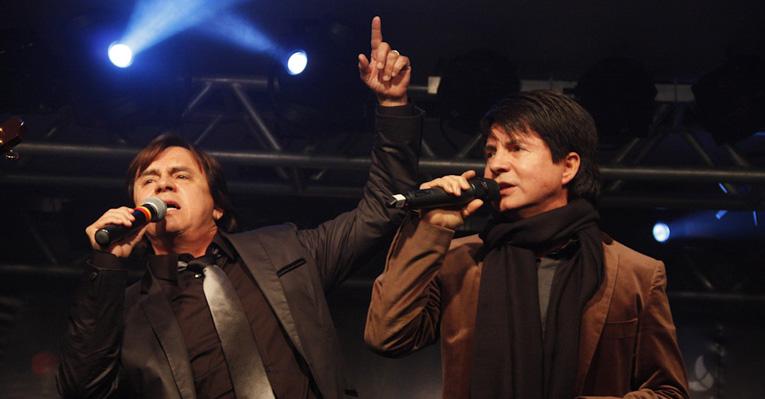Chitãozinho & Xororó dividem palco com Fresno em noite de homenagem no Sul
