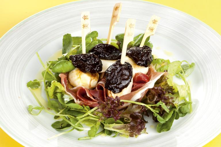 Cozinha Rápida: Ameixa cozida com presunto e salada