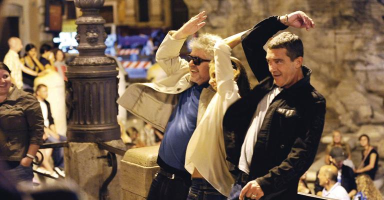 Pedro Almodóvar e Antonio Banderas fazem pedidos em Roma