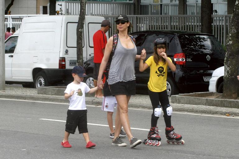 Maria Paula curte momento com os filhos em Ipanema