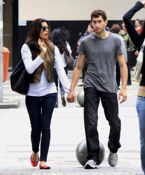 Brenda Costa passeia com o amado no Rio
