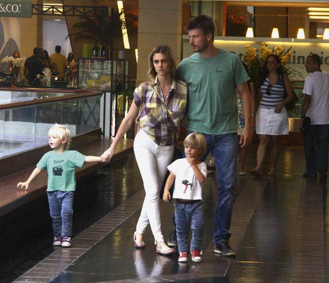 Fernanda Lima leva gêmeos ao shopping no Rio