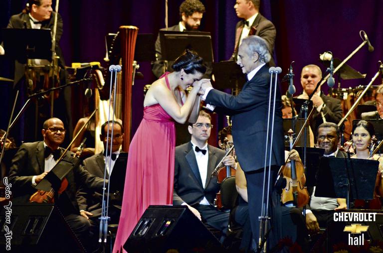 Tenor José Carreras se apresenta em Recife