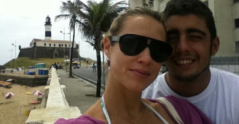Grávida, Luana Piovani viaja para a Bahia com Pedro