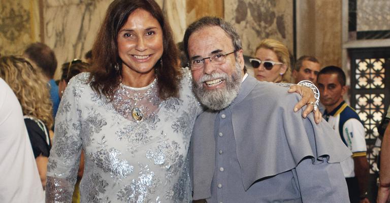 Fafá de Belém se encontra com Antônio Maria em missa