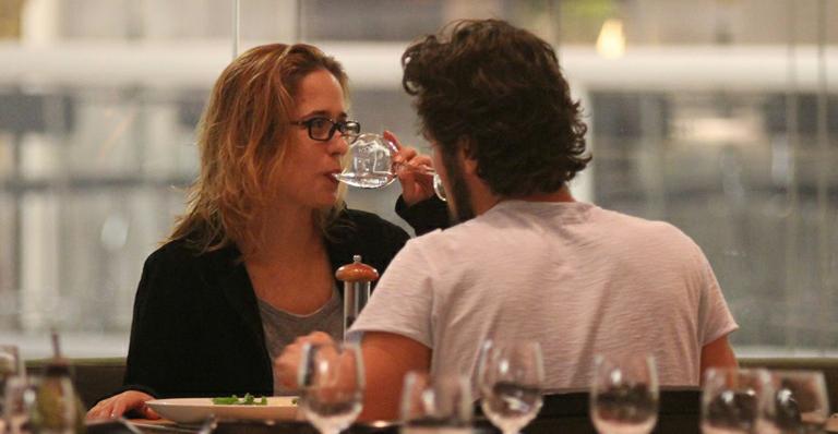 Em clima de romance, Bruno Ferrari e Paloma Duarte passeiam em shopping