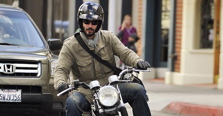 Keanu Reeves pilota moto em Beverly Hills