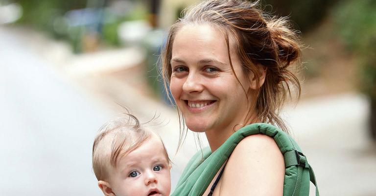 Alicia Silverstone comemora festa com o filho Bear