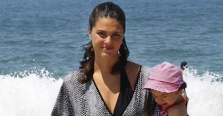 Dani Sarahyba aproveita banho de mar com a filha no Rio