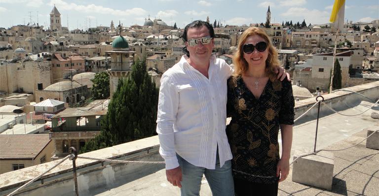 Diretora do Conrad visita Israel com o marido