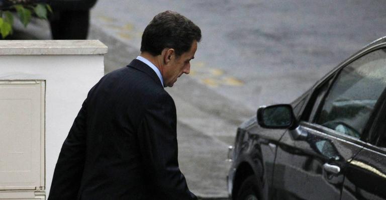 Nicolas Sarkozy é clicado na entrada da maternidade onde está Carla Bruni