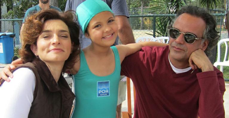 ‘A Vida da Gente’: Julia Gomes grava cena na piscina, mesmo com tempo nublado no Rio de Janeiro