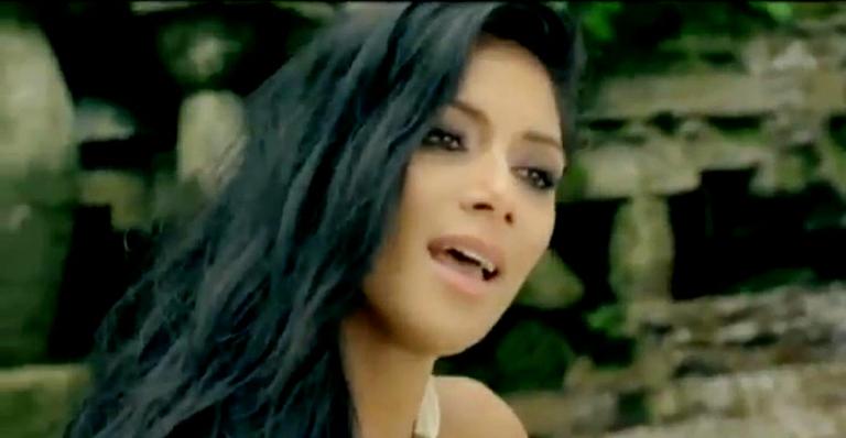 Nicole Scherzinger toca piano em lugar paradisíaco em seu novo clipe