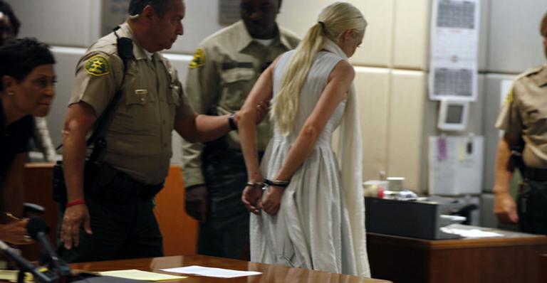 Após faltar em serviço comunitário, Lindsay Lohan é algemada em tribunal