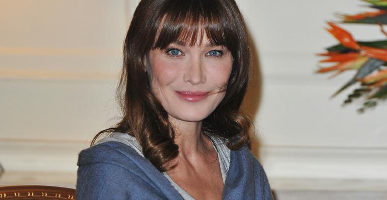 Carla Bruni dá à luz uma menina, informam tabloides internacionais