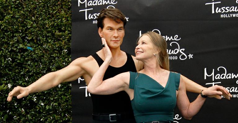 Lisa Swayze, viúva de Patrick Swayze, dançou com a estátua do ator no museu Madame Tussauds