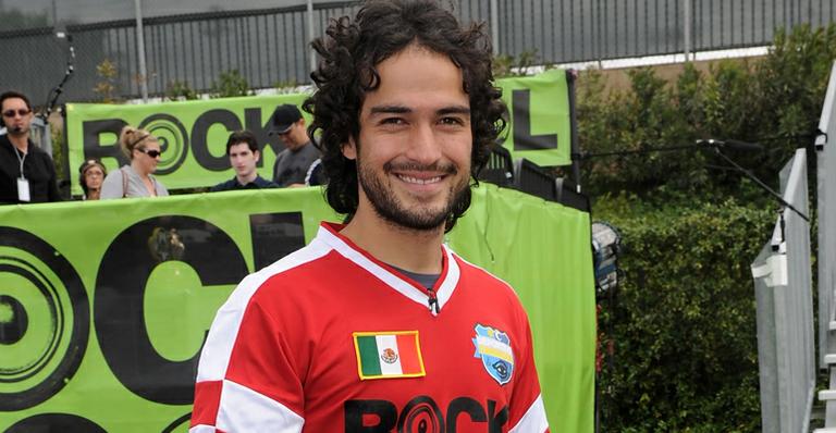 Ex-RBD Alfonso Herrera marca encontros com fãs brasileiros para novembro