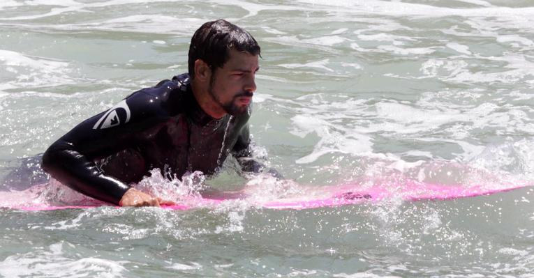 Papai Cauã Reymond em tarde de surfe no Rio de Janeiro