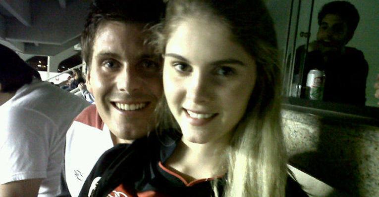 Thiago Gagliasso e Bárbara Evans posam juntos em jogo de futebol