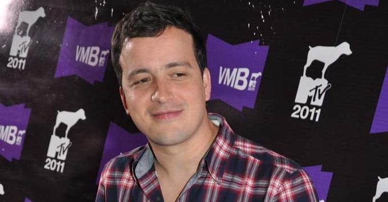 Rafael Cortez toca violão no VMB 2011