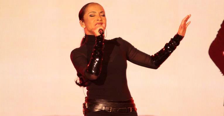 Cantora Sade faz show para público de São Paulo