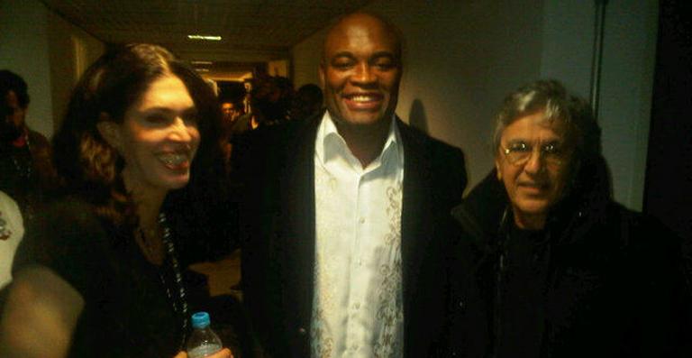 Anderson Silva tieta Caetano Veloso nas bastidores do VMB