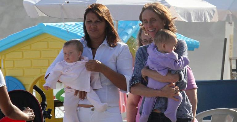 Ao lado de suas gêmeas, Betty Gofman curte dia na praia