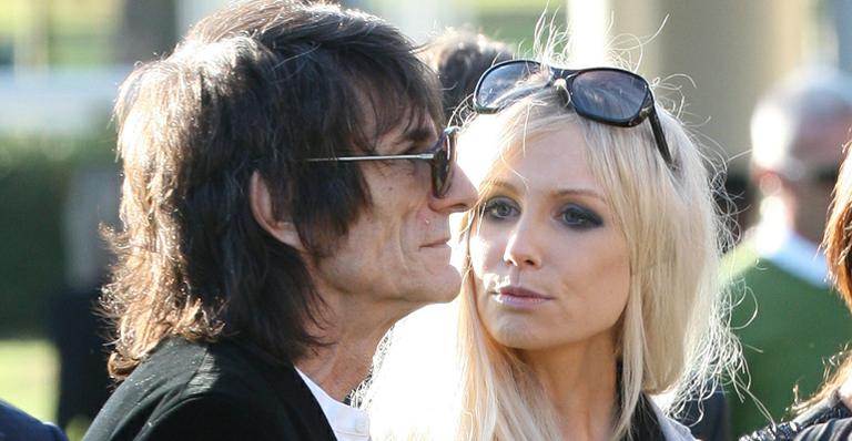 Um semana após terminar o namoro com Ana Araújo, Ronnie Wood exibe nova eleita