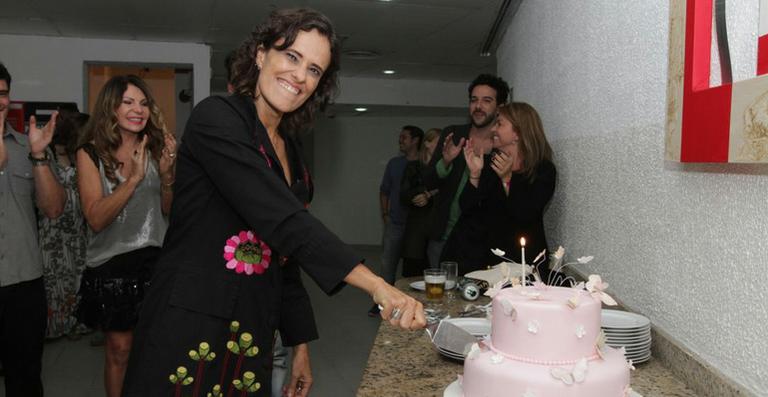 Zélia Duncan lança DVD e celebra 30 anos de carreira com direito a bolo