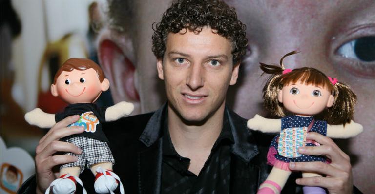 Representados por Elano, jogadores do Santos doam camisas autografadas ao Teleton