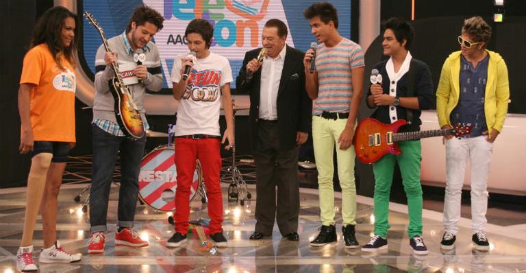 Banda Restart doa figurino e guitarra para o Teleton