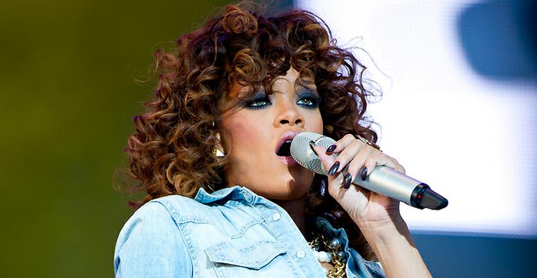 Estressada, Rihanna quase desiste de subir no palco em Dublin