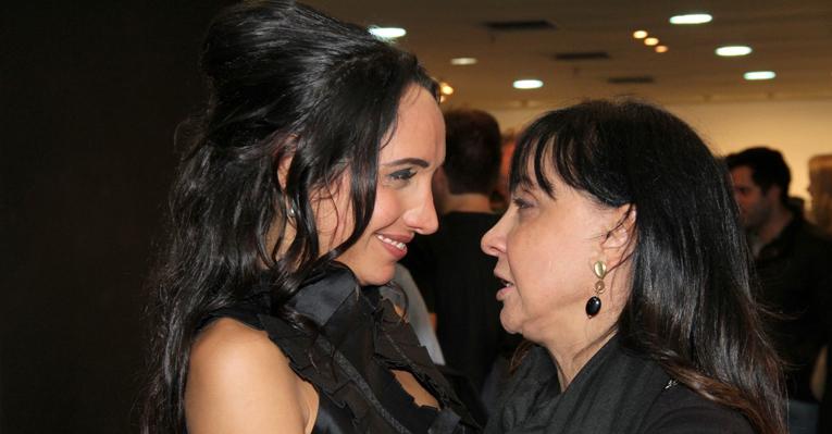 Maria Maya estreia a peça ‘Obituário Ideal’ para família e amigos