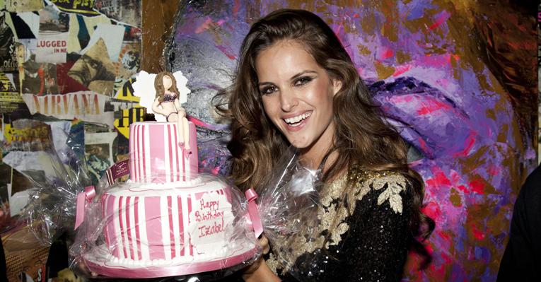 Izabel Goulart comemora aniversário ao lado de amigos e familiares em São Paulo