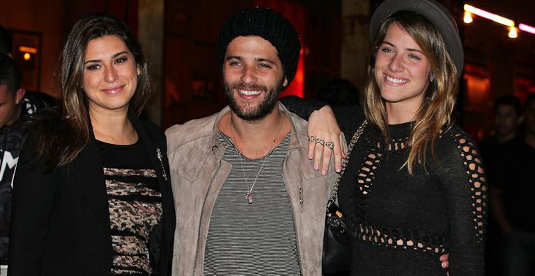 De ‘vela’, Fê Paes Leme sai com o casal Bruno Gagliasso e Giovanna Ewbank