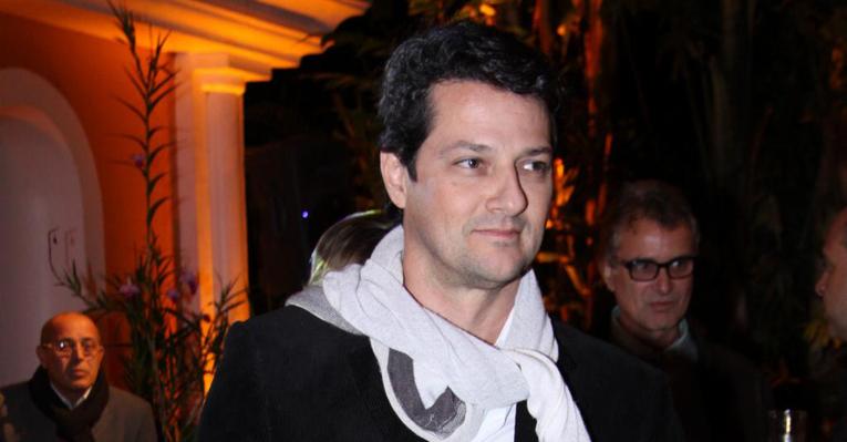 Marcelo Serrado está ‘incorporando’ Crô, de ‘Fina Estampa’