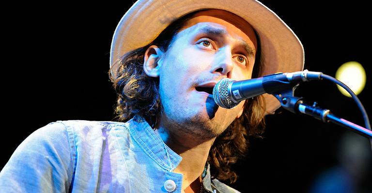 Tumor na garganta de John Mayer volta e ele cancela turnê