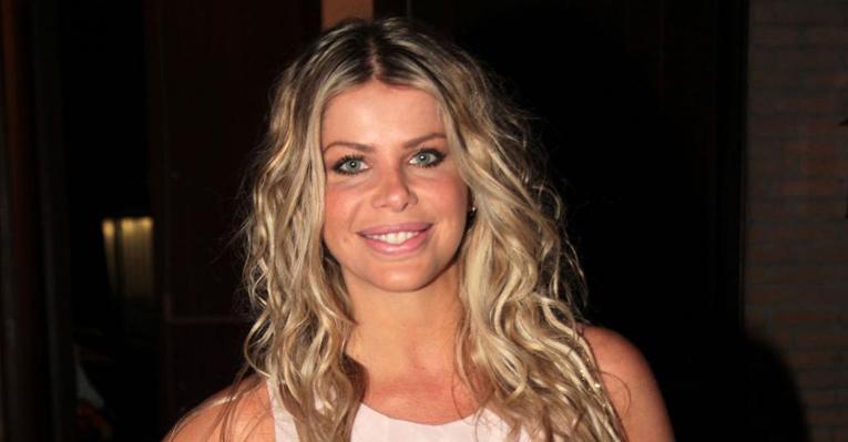 Karina Bacchi em campanha contra o câncer de mama em São Paulo