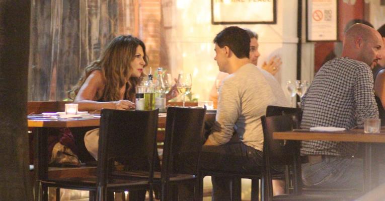Elba Ramalho janta na companhia de amigo em um restaurante carioca