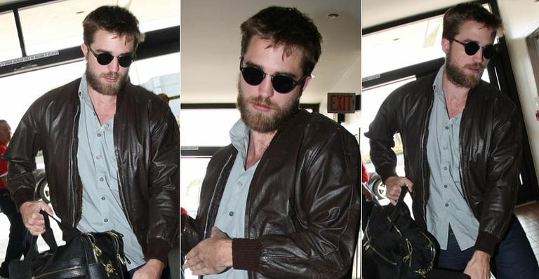 Robert Pattinson aparece barbudo em aeroporto de Los Angeles