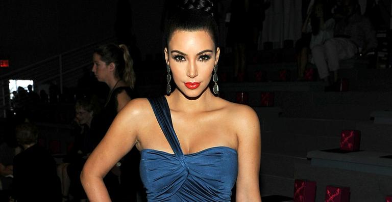 Mãe afirma que Kim Kardashian não devolverá anel de noivado