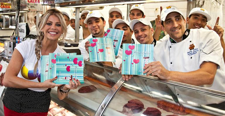 Karina Bacchi e estrelas distribuem panfletos no mercadão de SP contra o câncer de mama