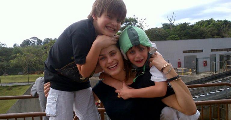 Isabeli Fontana: aniversário de Lucas em parque de diversões