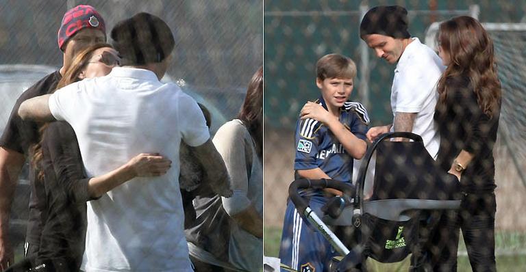 David e Victoria Beckham levam a pequena Harper para ver irmãos jogarem