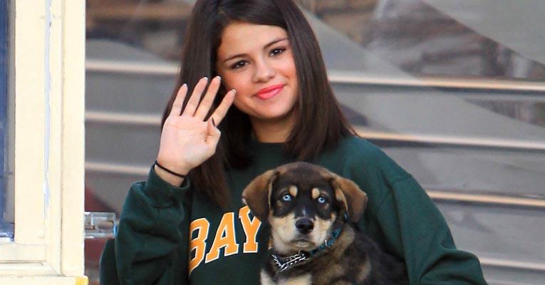 Selena Gomez adota cachorro filhote no Canadá