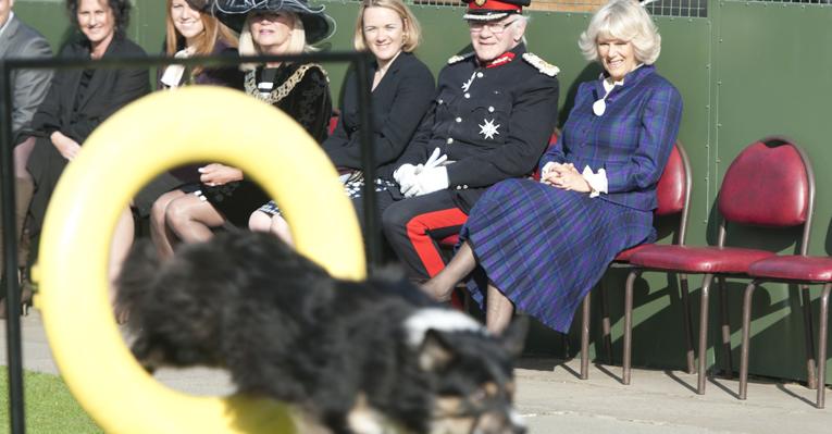 Camilla Parker-Bowles, a duquesa de Cornualha, visita centro de treinamento para cães