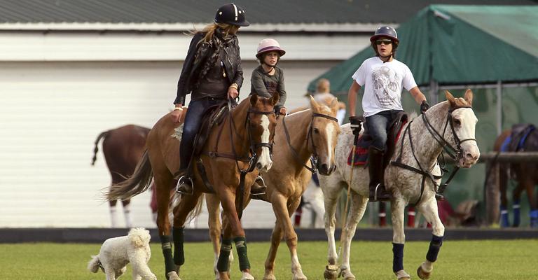 Lazer de Elle Macpherson com os filhos