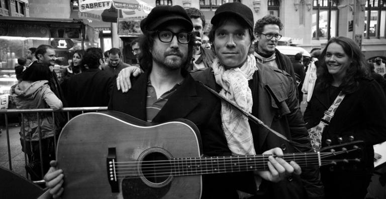 Sean Lennon e Rufus Wainwright cantam música de Madonna em plena Wall Street